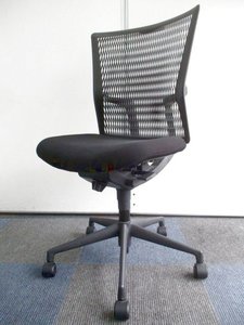 【限定入荷です！】新開発の樹脂メッシュを採用【シンプルでスタイリッシュチェア！】