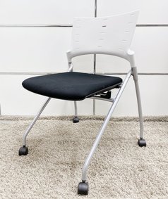 【15脚ロット入荷】【イトーキ製】【ブラック×ホワイト】【キャスター付き】【人気チェア】【会議室・リフレッシュスペースに最適】【シンプルデザイン】【モノトーン】