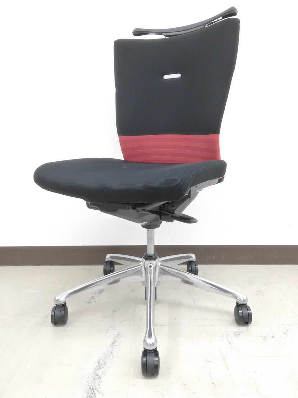 【定番のミドルクラスチェア】デザイン性◎機能性◎座り心地◎重厚感のあり■オカムラ/フィーゴシームレスレッド【肘無】
                        フィーゴ 
                                    中古
            