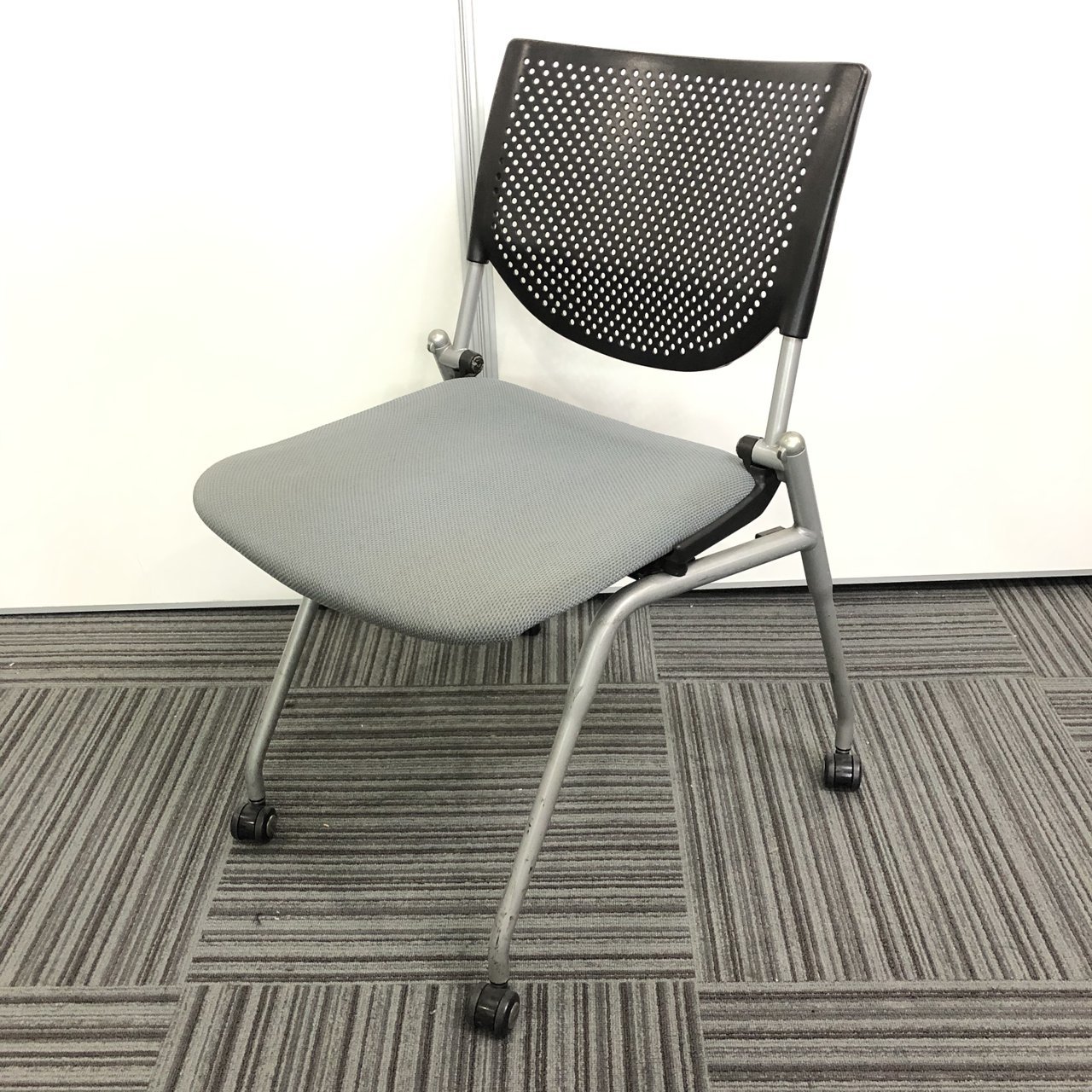 【12脚】【国内メーカー】オカムラ製　プロスタック　グレーカラー　【軽量】【コンパクト収納】
                        プロスタック 
                                    中古
            