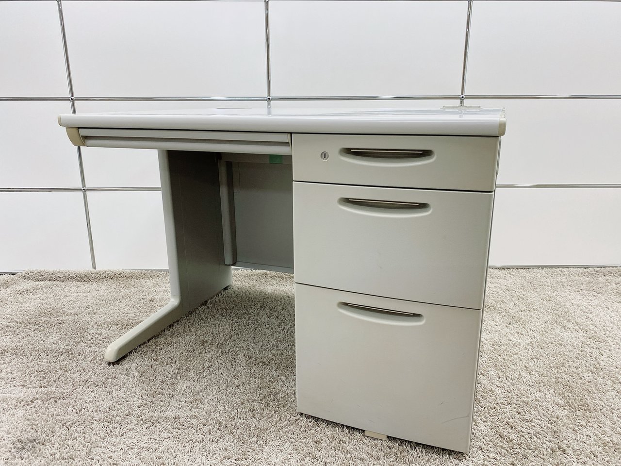 【横幅100㎝】
コンパクトな片袖机を入荷致しました！
超定番シリーズですので、
これを選んでおけば間違え無し！【数が揃うのは立川・八王子店！！】
                        SDデスクシステム 
                                    中古
            