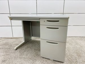 【横幅100㎝】
コンパクトな片袖机を入荷致しました！
超定番シリーズですので、
これを選んでおけば間違え無し！【数が揃うのは立川・八王子店！！】