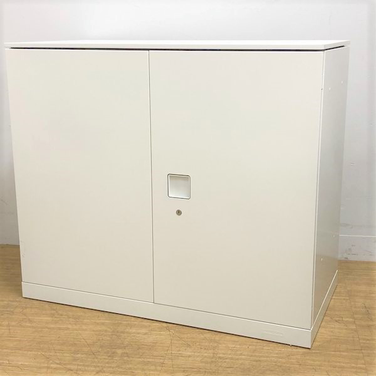 オカムラ　レクトライン　高さ780mmのロータイプ　ホワイト　鍵付き書庫　
                        レクトライン 
                                    中古
            