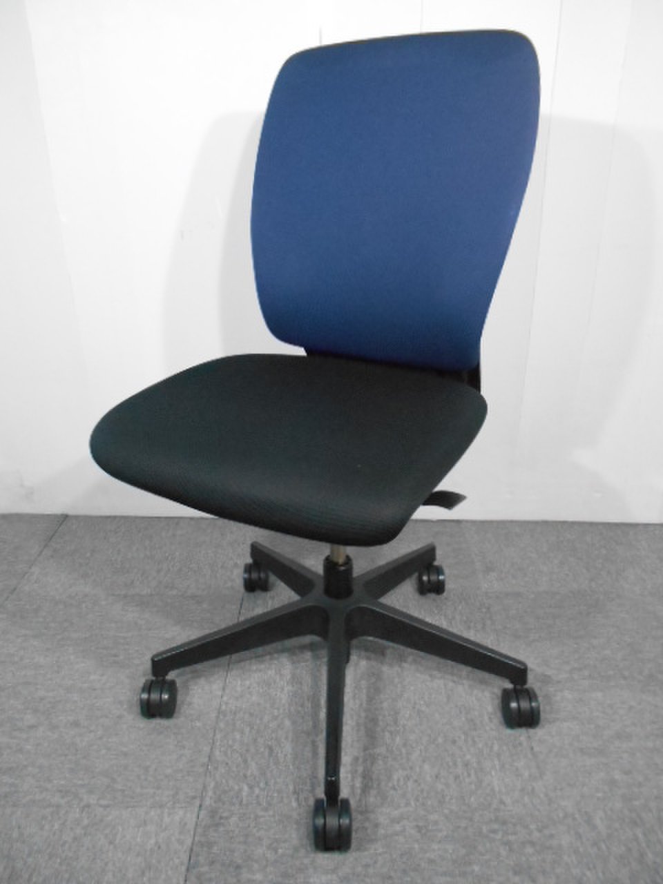 【コスパオフィスチェア】シンプルなで可愛いデザインのチェア入荷！！取っ手付きで移動も楽々！【大量入荷！！】
                        フルゴ 
                                    中古
            