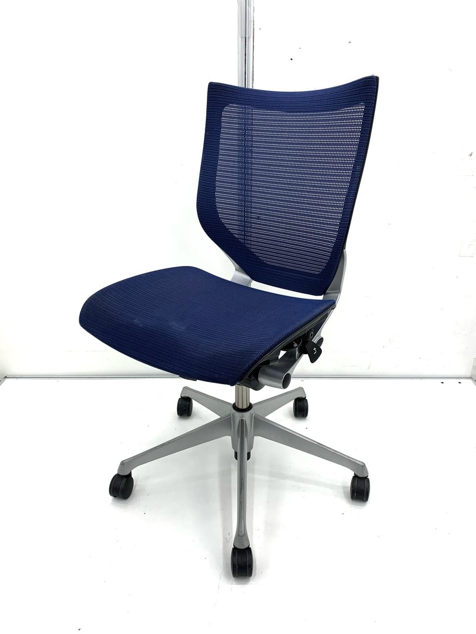 【テレワークのお供に！】オカムラ（okamura）/バロン(baron）/ネイビー/ローバックタイプ　おすすめ！
                        バロンメッシュ 
                                    中古
            