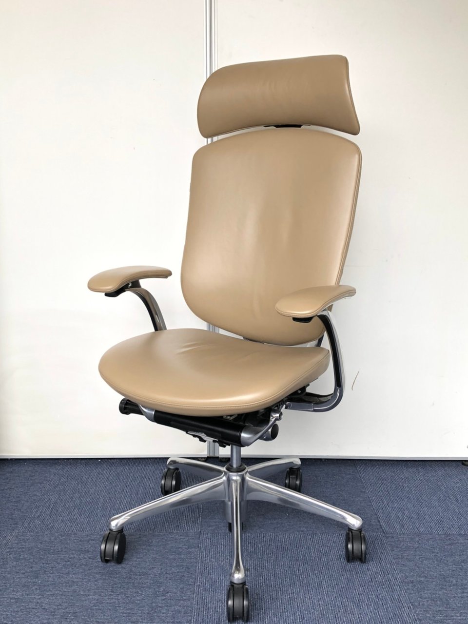 【レザーの使用感が強めのため特別価格にて】オカムラ製最高峰の高級チェア｜デザインアーム｜レザー｜大型ヘッドレスト｜
                        コンテッサ 
                                    中古
            