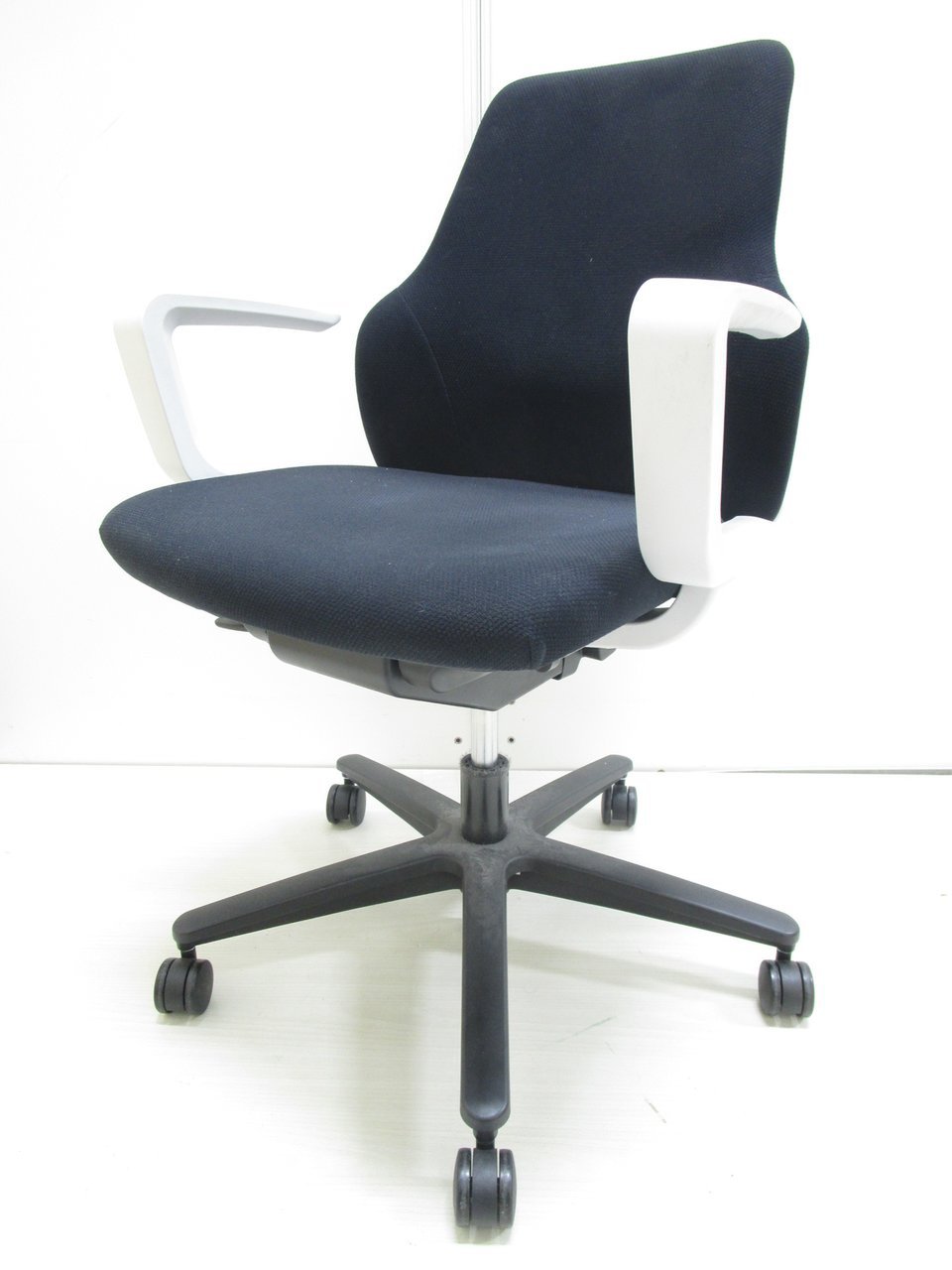 【ロット商品】150脚以上もの大量入荷！【関西倉庫在庫】
                        グーフォ 
                                    中古
            