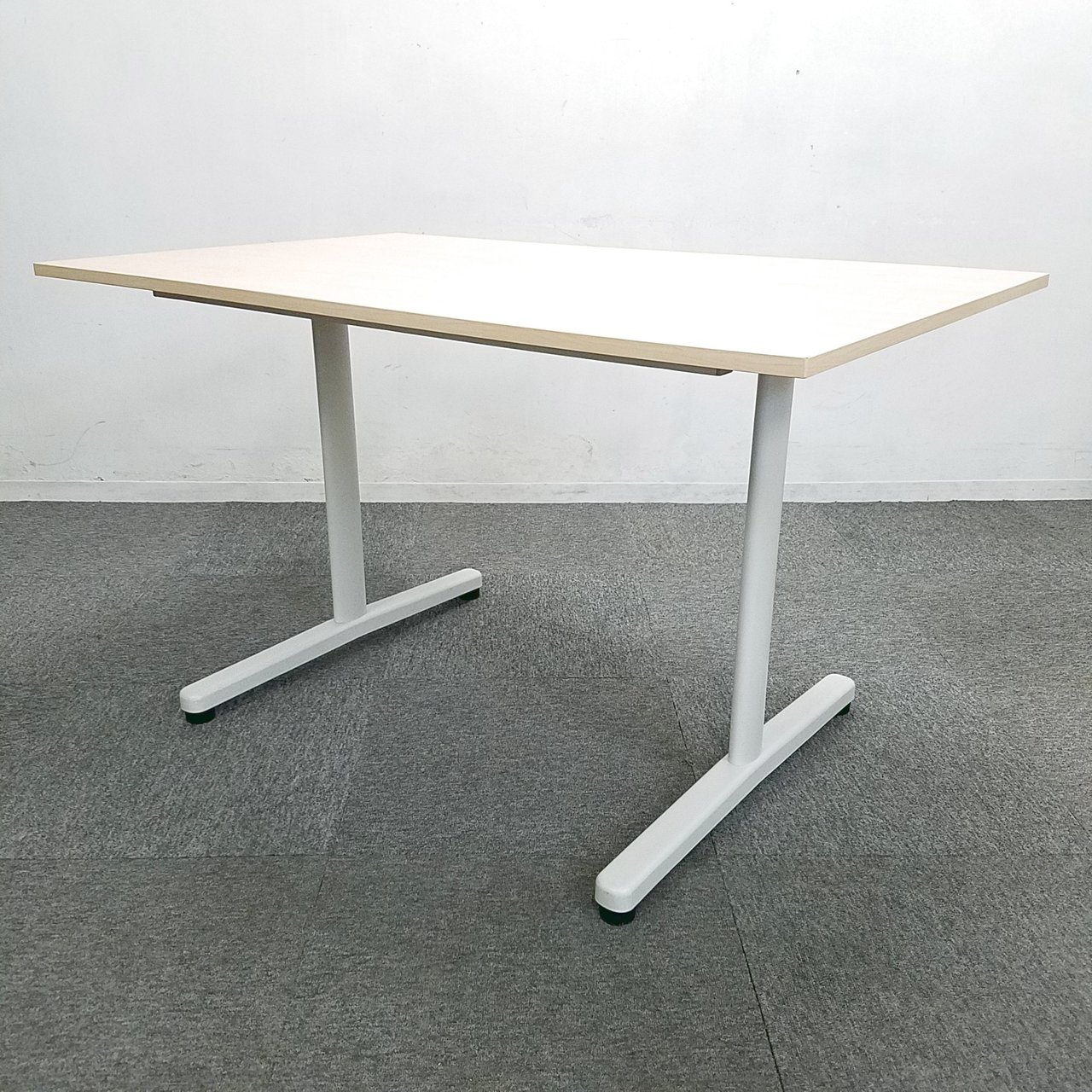 【1台入荷】コンパクトなテーブル入荷！中古　テーブル　ミーティング　会議　T字脚　W1200
                        その他シリーズ
                                    中古
            