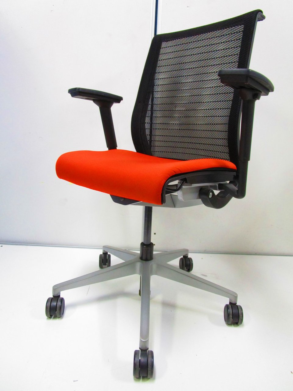 大人気／定番／メッシュ／肘付（可動肘）　◆スチールケース／Steelcase◆シンク／Think　※フレーム：ポリッシュ
                        シンクチェア（座:布
                                    中古
            