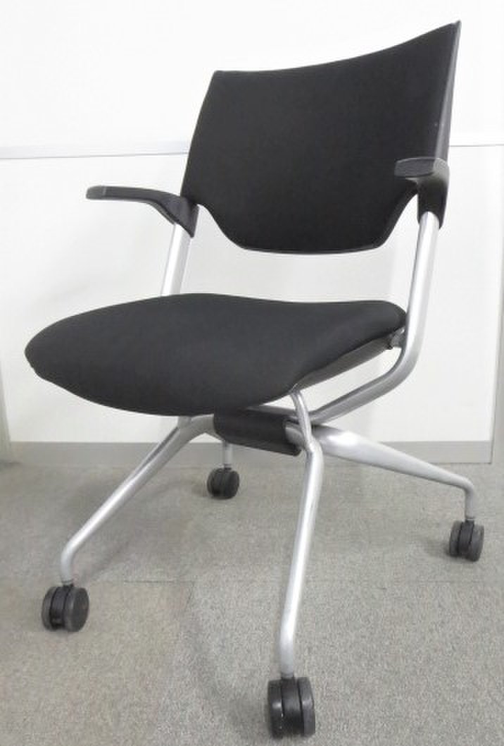 【上質なデザイン！】■イトーキ製　レクシブシリーズ　ネスティングチェア　肘付　ブラック
                        レクシブ 
                                    中古
            