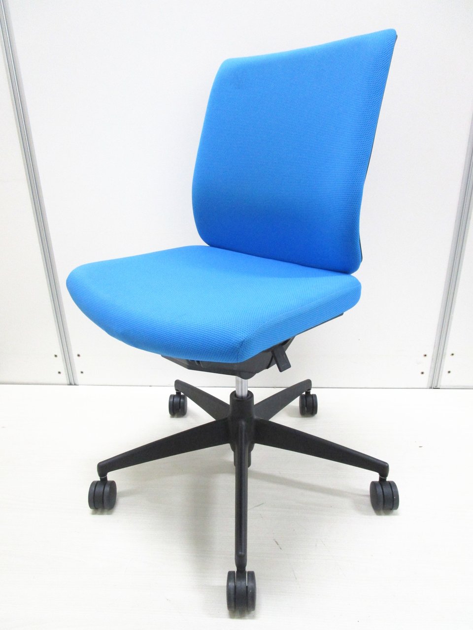 【肘無チェア】コクヨ/ウィザード/ブルー【今流行りの明るいカラー！】
                        ウィザード 
                                    中古
            
