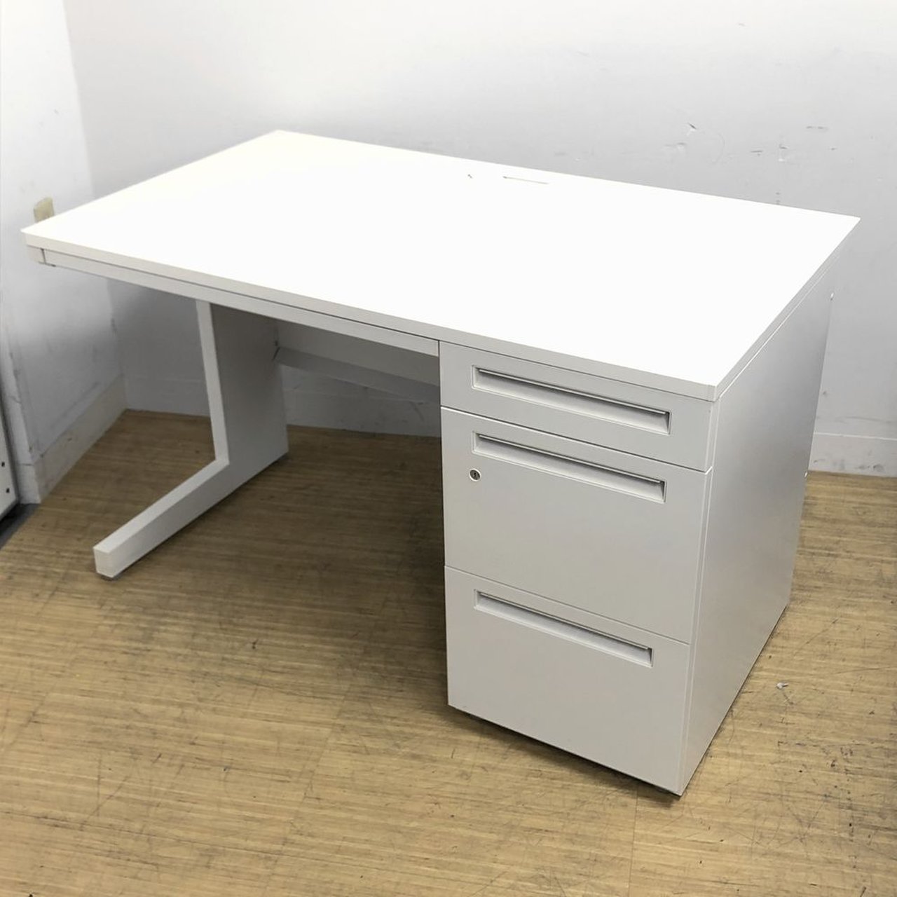 ホワイト　片袖机　ウチダ　スカエナ　Stype
                        スカエナ デスク 
                                    中古
            