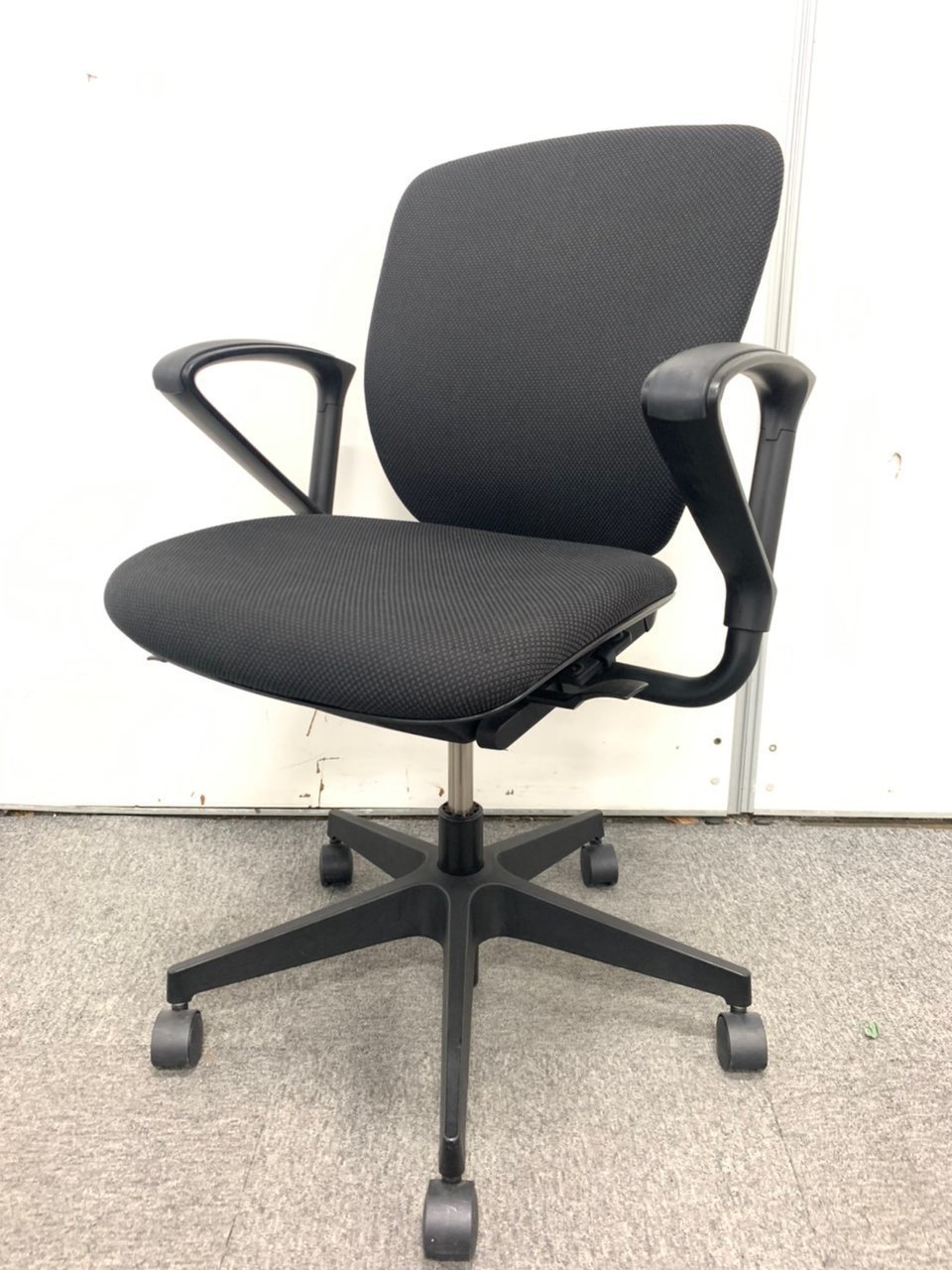 【在庫残り2点】【人気商品】イトーキ製　プラオ　ブラックカラー　肘付きローバックチェア　【固定肘】
                        プラオ 
                                    中古
            