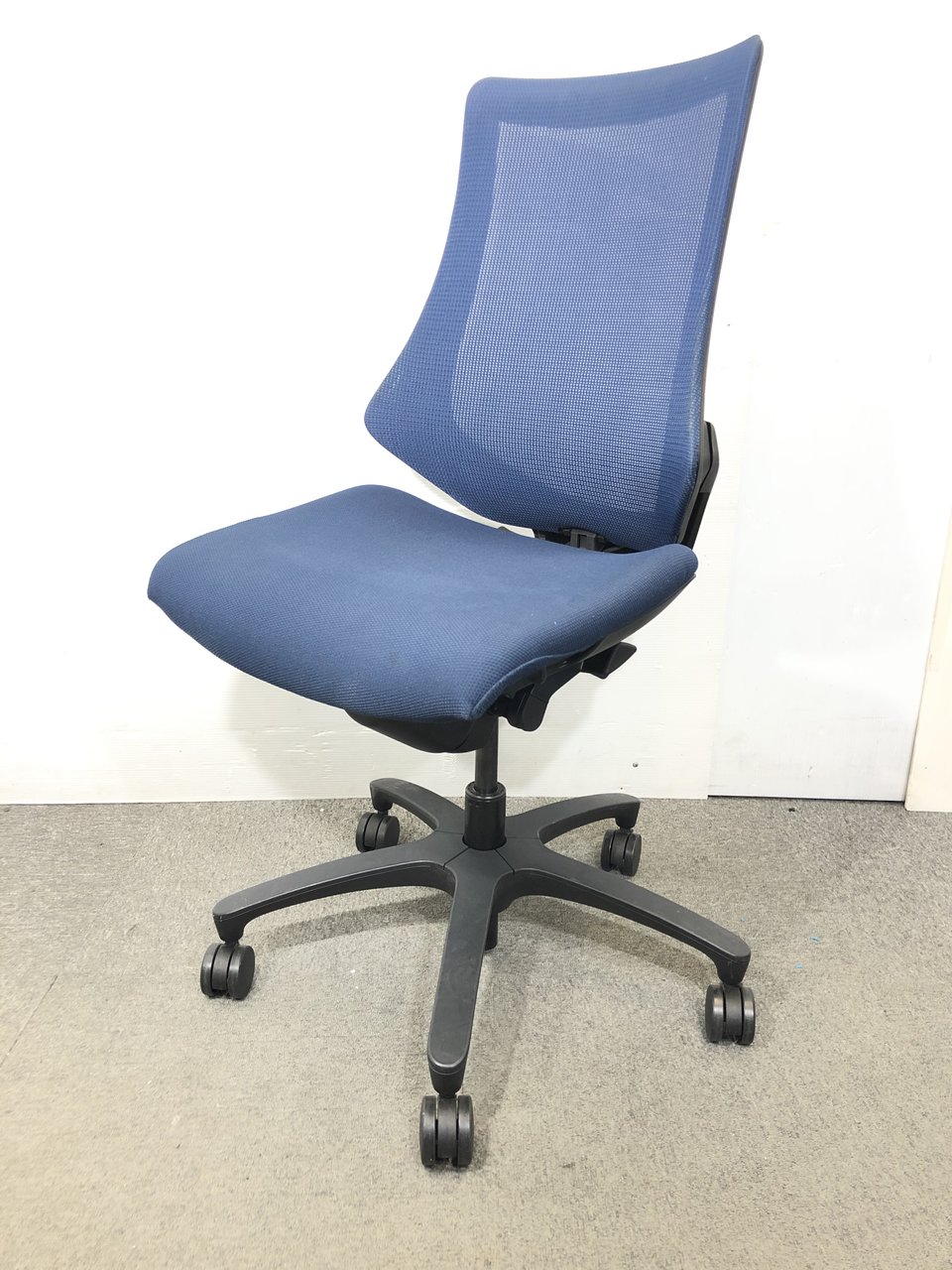 スリムでスタイリッシュなオシャレチェア！イトーキ　エフ　メッシュタイプ
                        エフ
                                    中古
            