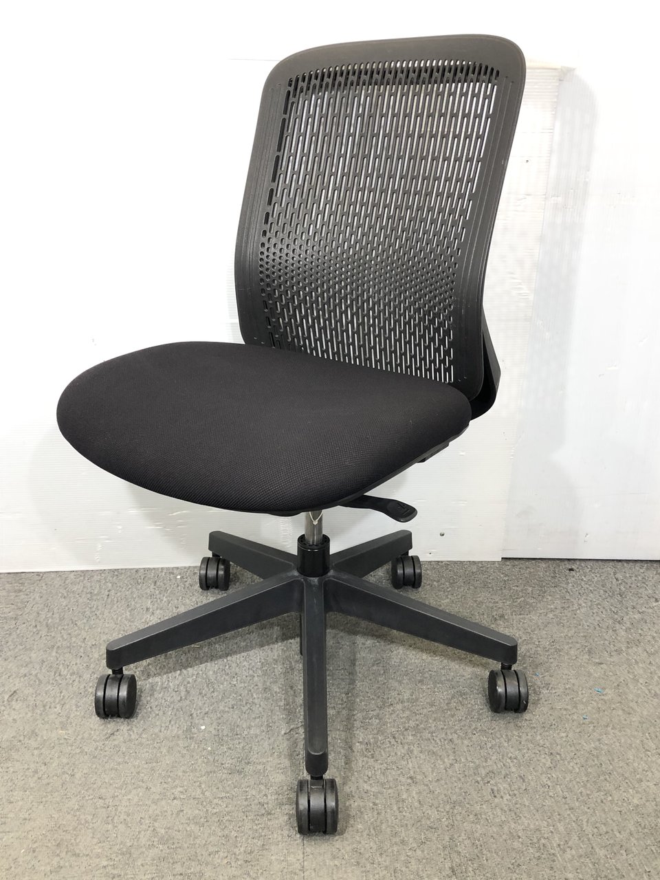 ＰＬＵＳ製　オフィスチェア
ブラック　背面：樹脂タイプ
                        PLUS Try
                                    中古
            