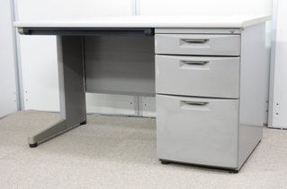 【定価約9万円！！シンプルでオフィスに馴染むデザイン！！機能性もよく人気の高い片袖机の入荷です！！】■イトーキ■CZ