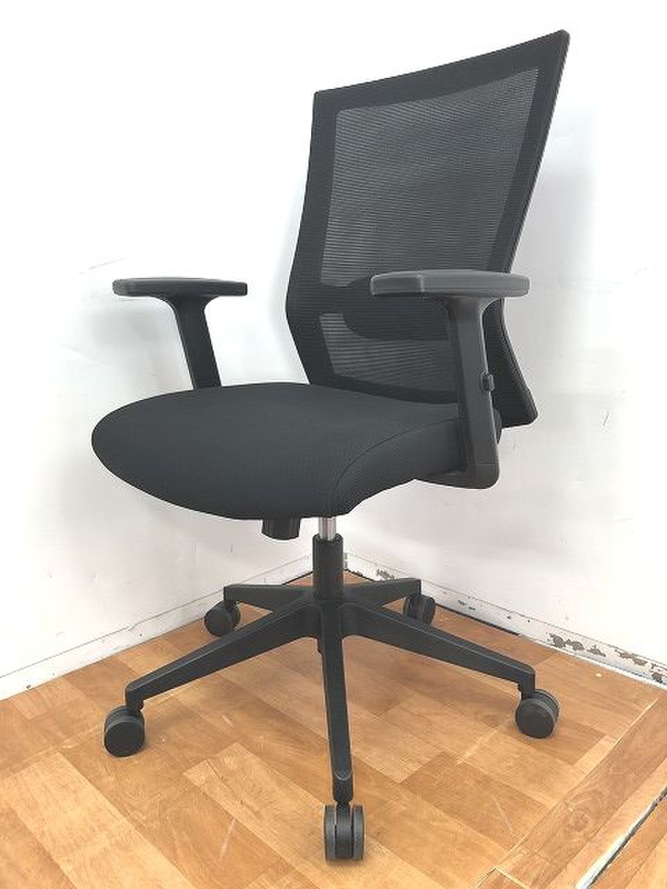 【ハイバック背もたれメッシュ肘付きOAチェアの入荷です！！】
                        その他シリーズ
                                    中古
            