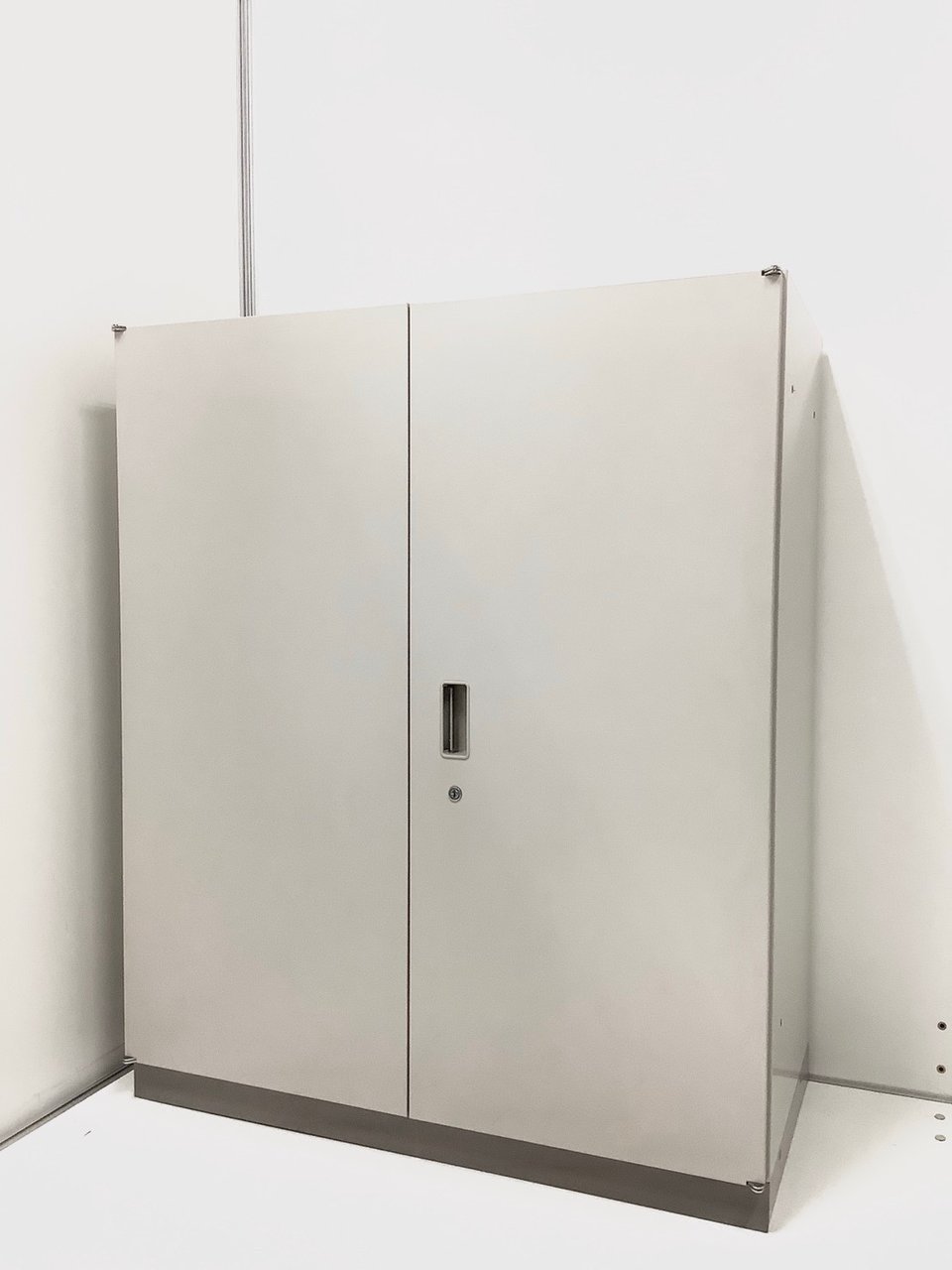 【低価格の書庫！】両開き書庫！ホワイトより少し暗めです！
                        シンライン 
                                    中古
            