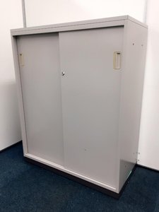 【人気商品】人気の引違い書庫が入荷！省スペースオフィスにおすすめ！！