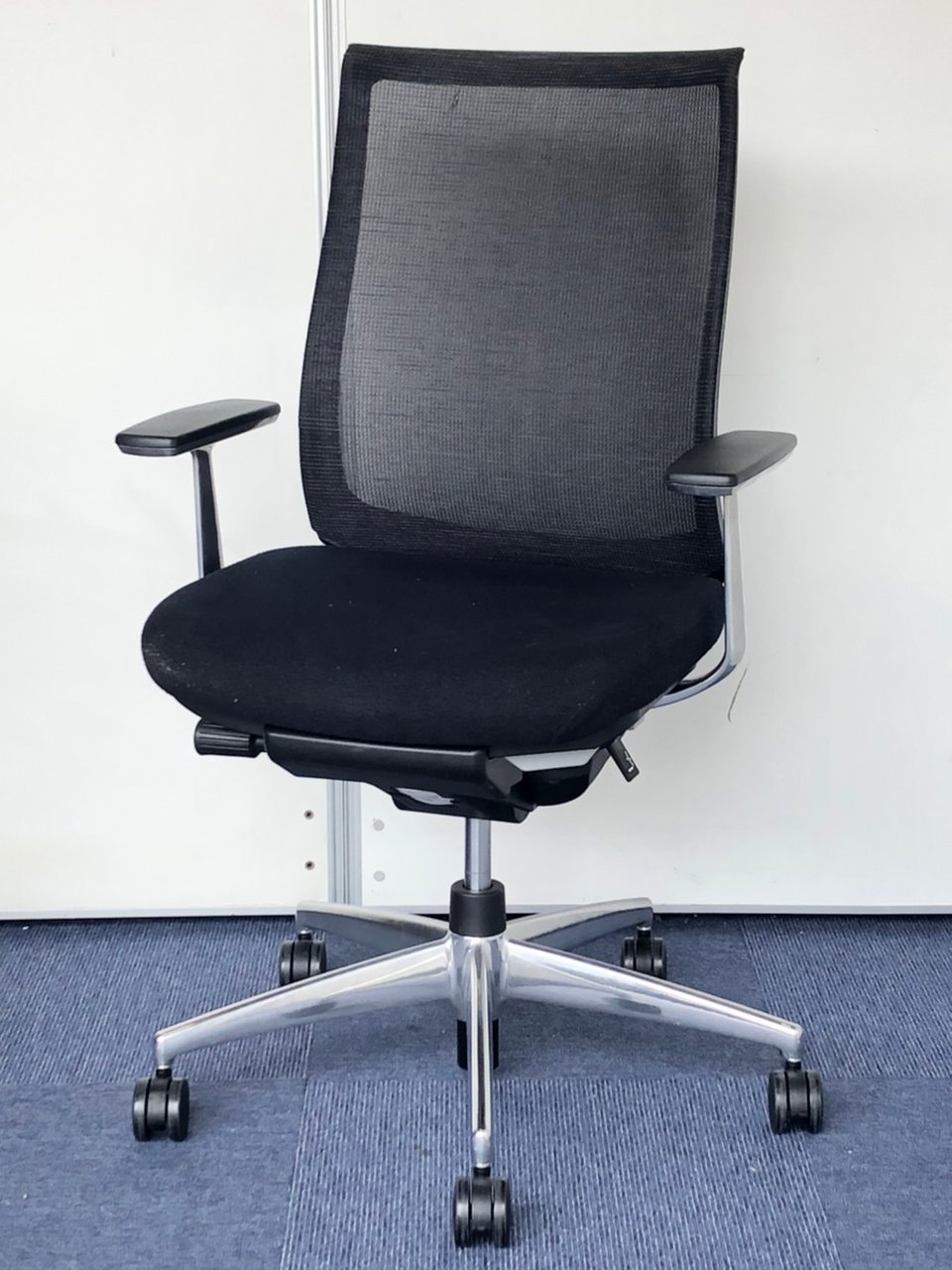 【17年製】デザインアーム（固定肘）｜アルミポリッシュ脚｜背もたれの生地
                        ベゼル（アルミポリッシュ脚） 
                                    中古
            