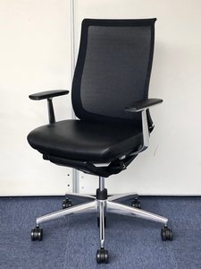 レザー特有のヨレありのため特別価格。デザインアームとポリッシュ脚にて高級感のある仕様。