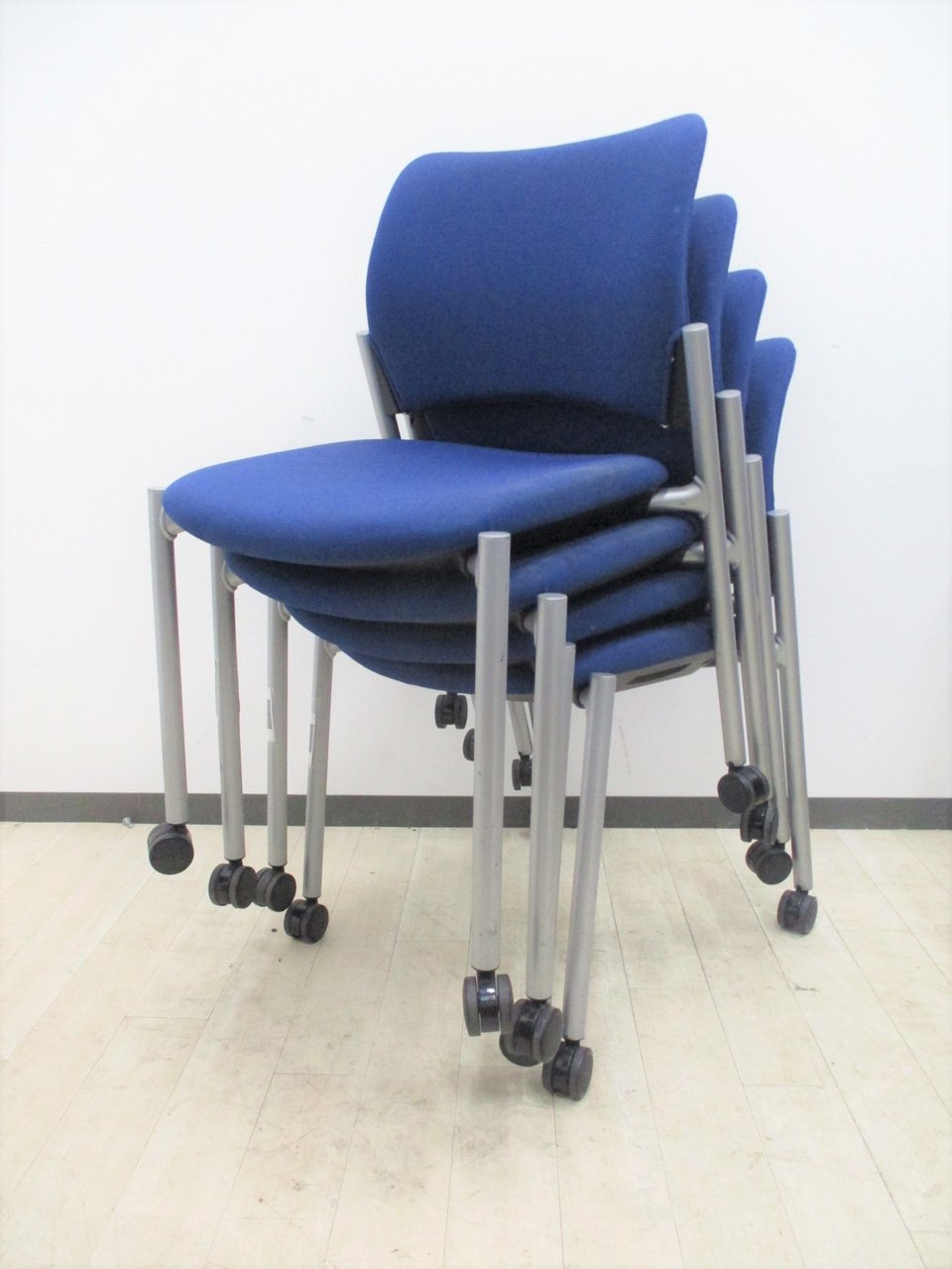 【ロット入荷】4脚セットでちょっとお得！クッション性に優れたスタッキングチェア大量入荷！
                        8147シリーズ 
                                    中古
            