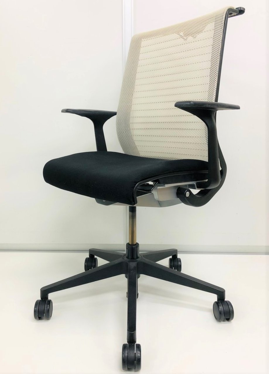 【ホワイト＆ブラック】スチールケース製　シンクチェア！座り心地の良い人気チェア【ハイバック・メッシュ仕様】おつとめ品
                        シンクチェア（座:布
                                    中古
            