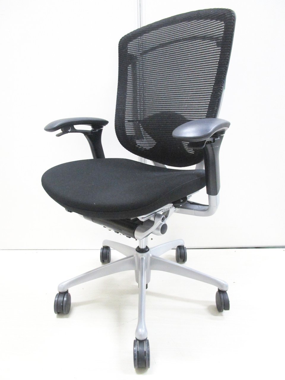 在宅ワークにもおすすめ！！【定価約19万円！！人気のブラックカラー！！ランバーサポート＆アジャスタブル肘の人気OAチェア！！】オカムラ/コンテッサ
                        コンテッサ 
                                    中古
            