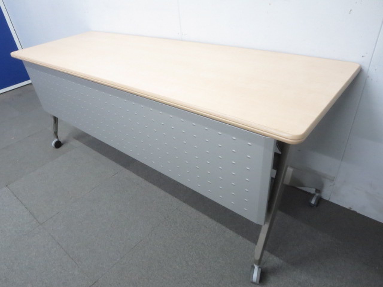 【使い方自由自在！フレキシブルに活躍！】■サイドスタックテーブル　W1500×D600mm　ナチュラルカラー　幕板パネル付き
                        平行スタックテーブルSH型
                                    中古
            