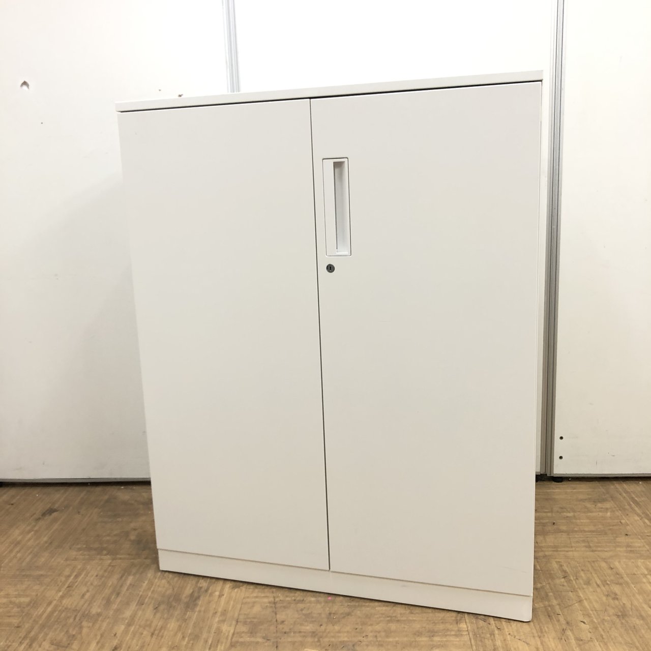 【2台入荷】スタイリッシュホワイトのローキャビネット！！観音開きタイプで取り扱い楽々
                        エディア 
                                    中古
            