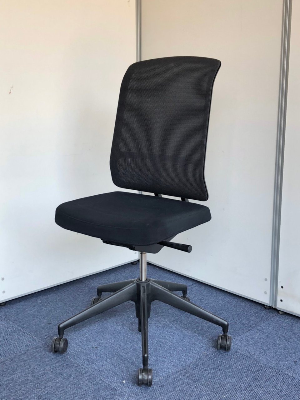 【使用感強めのため特別価格】Vitra製ハイバックチェア｜すらりと伸びた5本脚が美しい。
                        AMチェア 
                                    中古
            