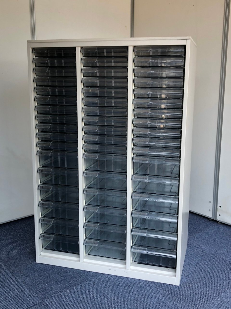 浅型と深型混在タイプのクリスタルトレイ。幅800㎜・高さ1200㎜のため、高さにはご注意ください。
                        その他シリーズ
                                    中古
            