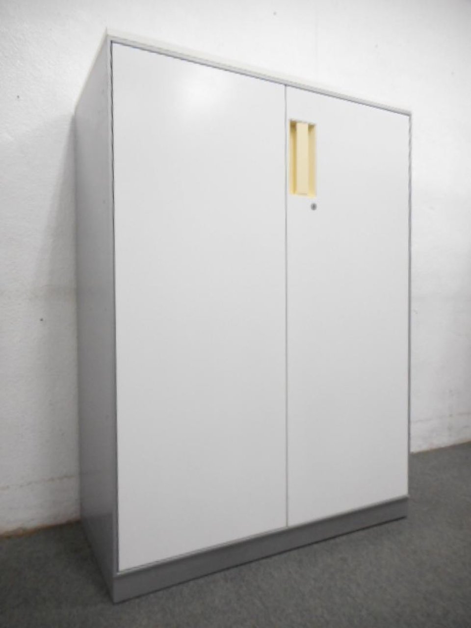 大容量！棚板は3枚付属の両開き書庫！日焼けが目立つので特別価格でご提供致します！
                        ユニフレックス 
                                    中古
            