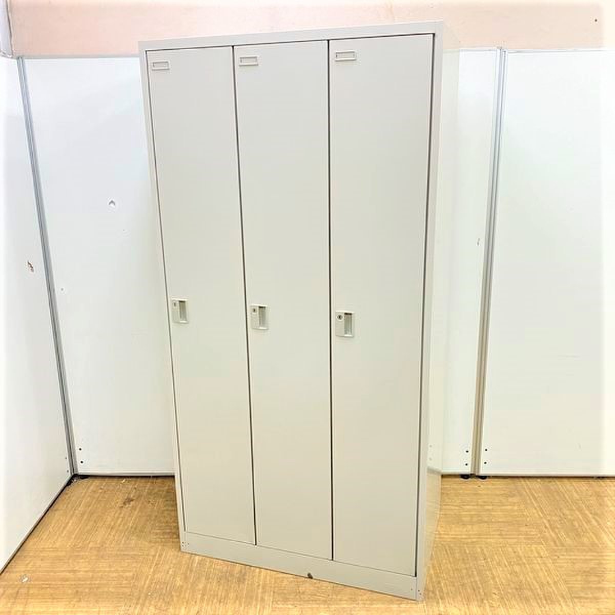 【6台ロット入荷】定番ながら人気の高い3人用スチールロッカー！！　シリンダー錠
                        FZ 
                                    中古
            