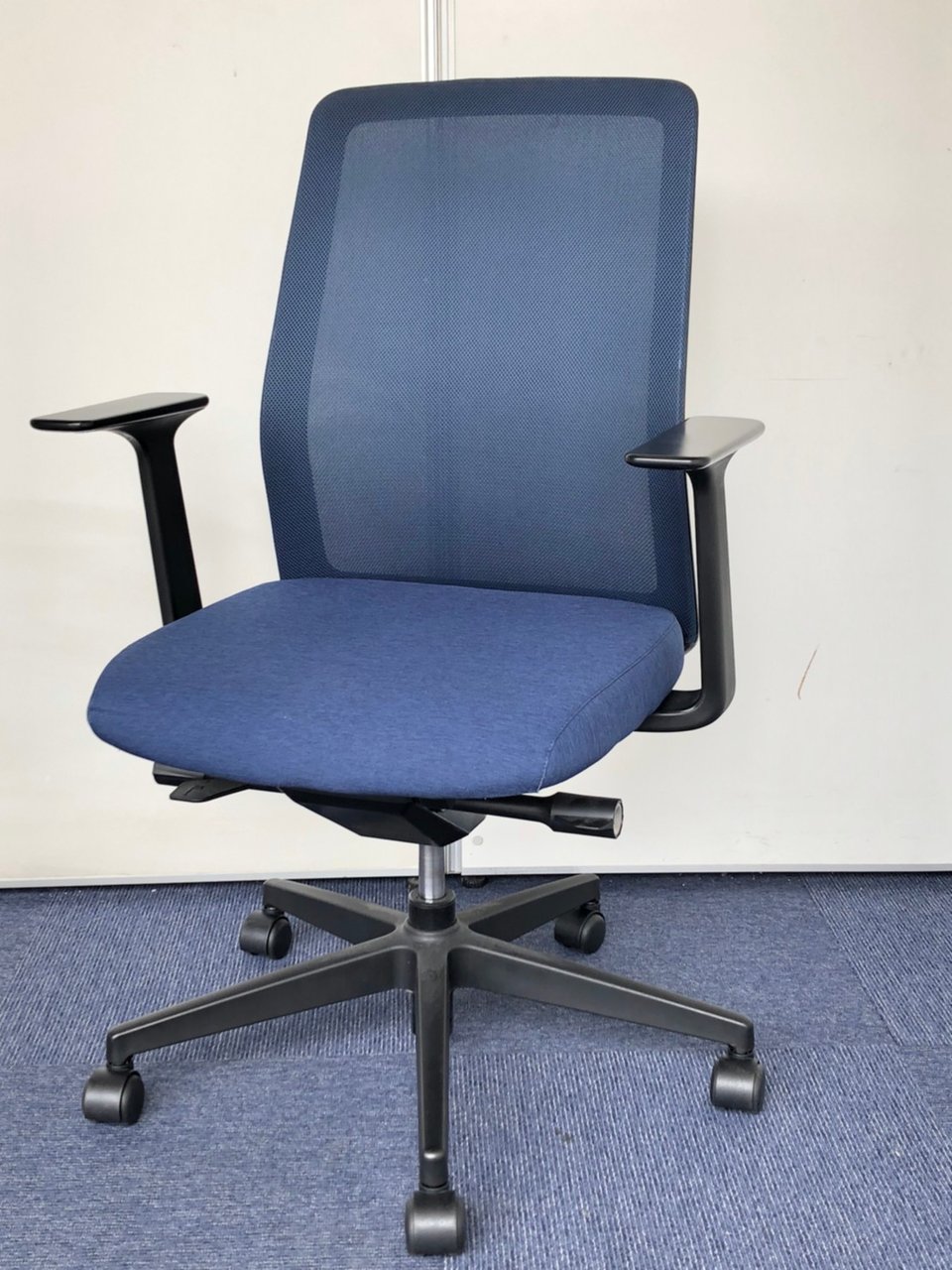 固定肘ですが、肘置きの高さが高めです。背もたれの上部がしなるタイプです。ウィザードチェアがお好きな方はきっとお気に召すと思います。
                        その他シリーズ
                                    中古
            