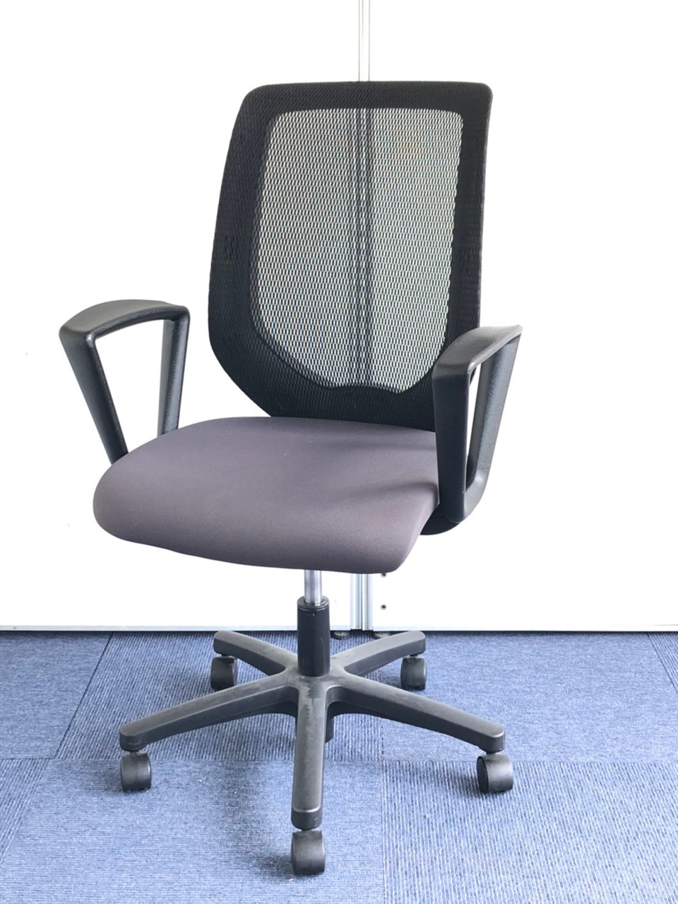 肘付きのメッシュチェア　※色は光の加減で実際の色味と異なります。実際の色味はややカーキ色の色味が強めです。
                        コルト 
                                    中古
            