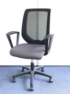 肘付きのメッシュチェア　※色は光の加減で実際の色味と異なります。実際の色味はややカーキ色の色味が強めです。