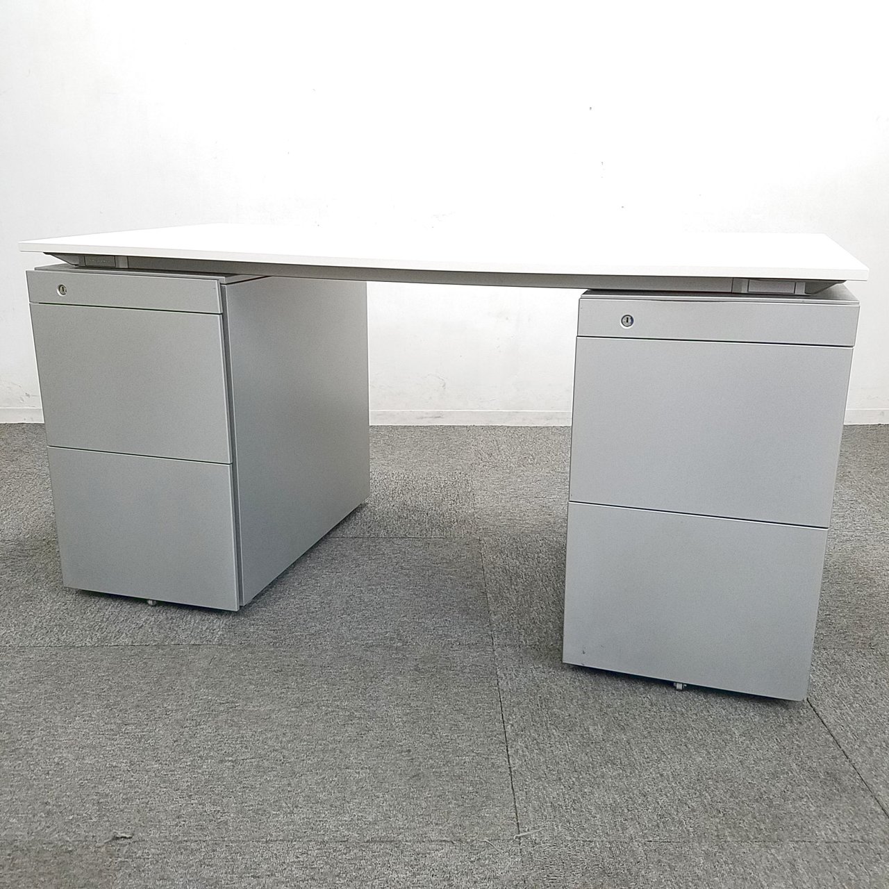 【訳アリ】【4台入荷】okamuraの高級シリーズ「Pro Unit」デスク入荷！中古　両袖　役員用　W1400　シルバー
                        プロユニット 
                                    中古
            