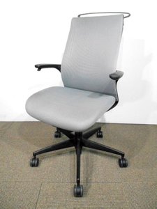 【保証あり】【便利なコートハンガー付き】コクヨ製のお値打ちチェアーです！　肘付きのグレーカラー