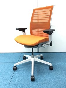 【座る人の為、考えられたチェアThink】スチールケース製/オレンジカラーで個性的なチェアです！