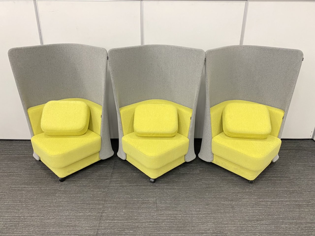 【期間限定お値引き】¥160,000-→¥90,000-簡易的な個人用ブースとしていかがでしょうか。キャスター付きで移動も楽です【セット商品】【3台セット】
                        ピナモ
                                    中古
            