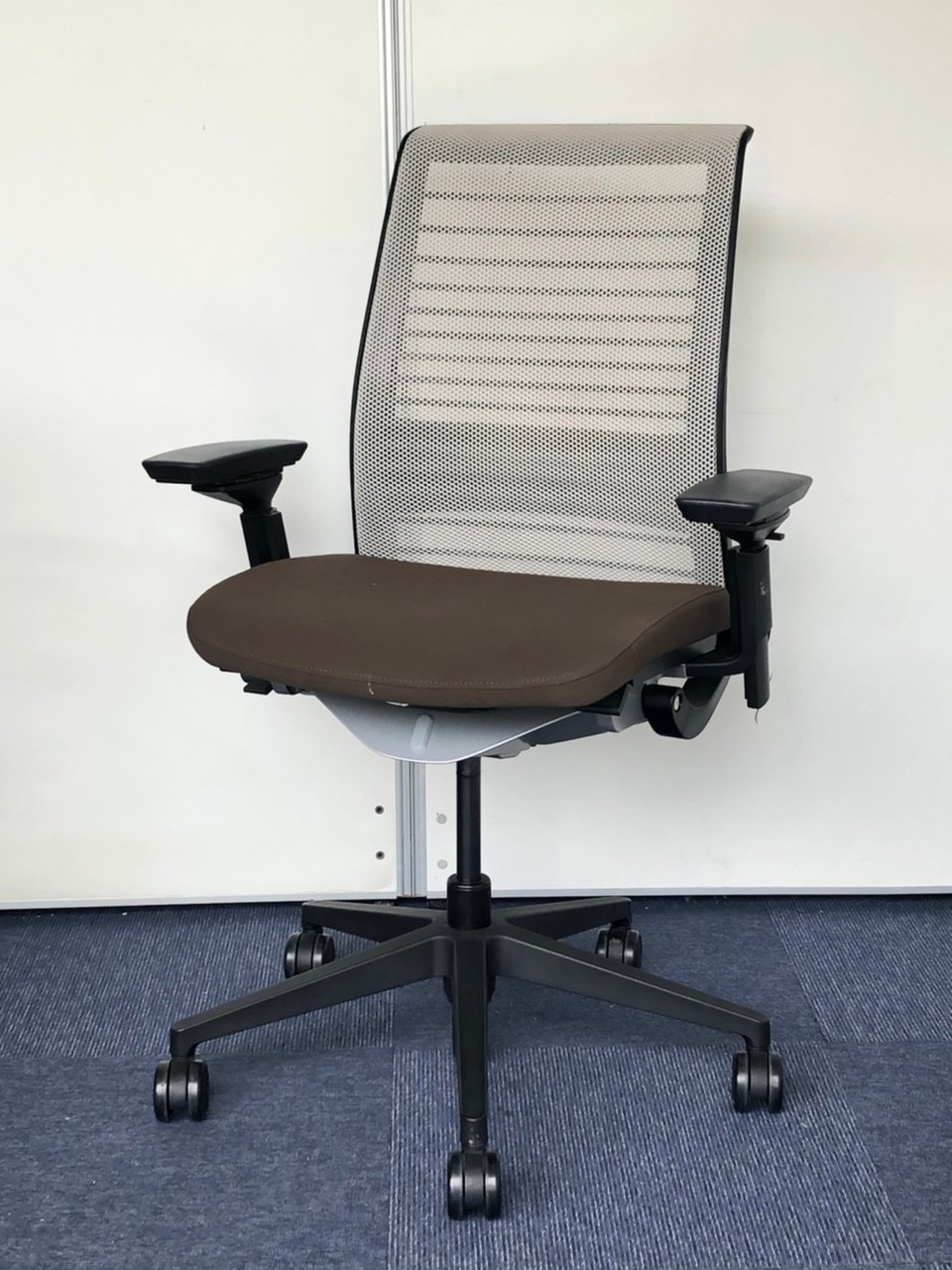 【擦り傷あり】キャンセル商品のため、特別価格にてご案内致します。【限定20脚】｜あぐらをかける広々とした座面｜｜現行機種｜ランバーサポートの位置調整可能｜座奥調整｜3D可動肘｜
                        シンク2 
                                    中古
            