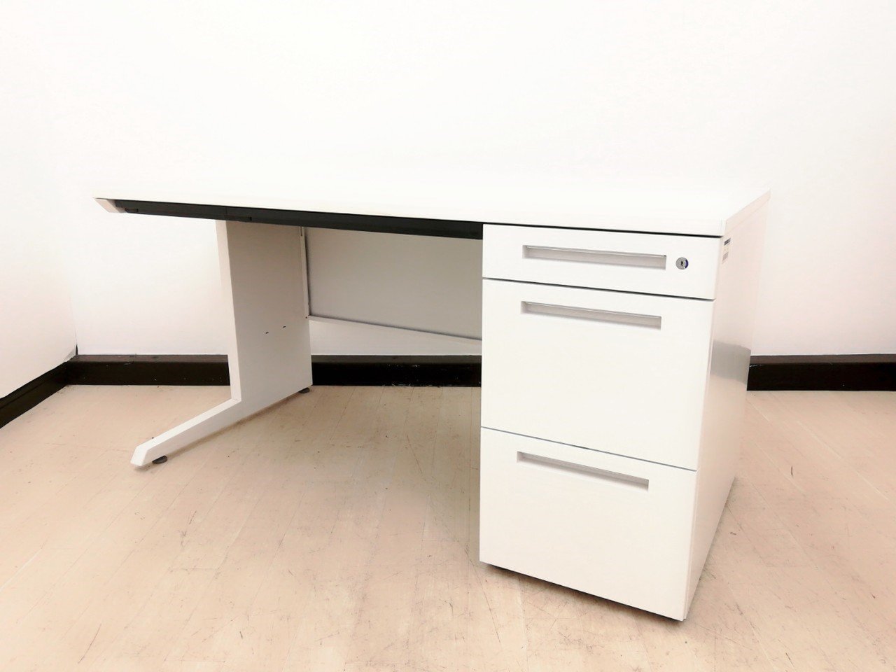 イトーキ製　CZR　片袖机　W1400　レア　ホワイト色　珍しい　ロット　入れ替え　新規購入　おすすめ　
                        CZR 
                                    中古
            