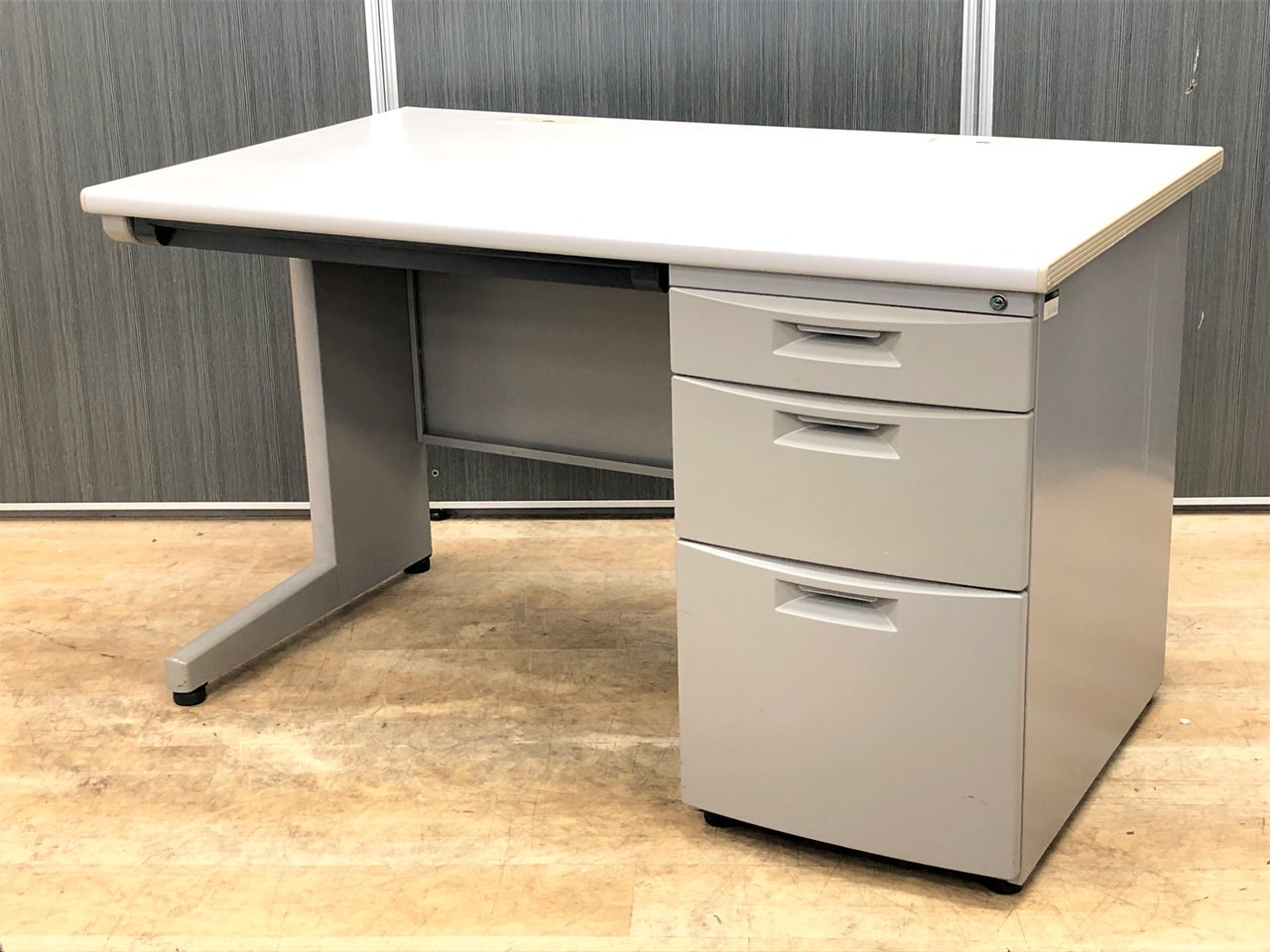 【12台入荷】汚れが目立ちにくい！人気サイズの片袖デスク【中古】【オフィス家具】【東京】【大阪】【愛知】【岐阜】【滋賀】【長野】
                        CZ 
                                    中古
            