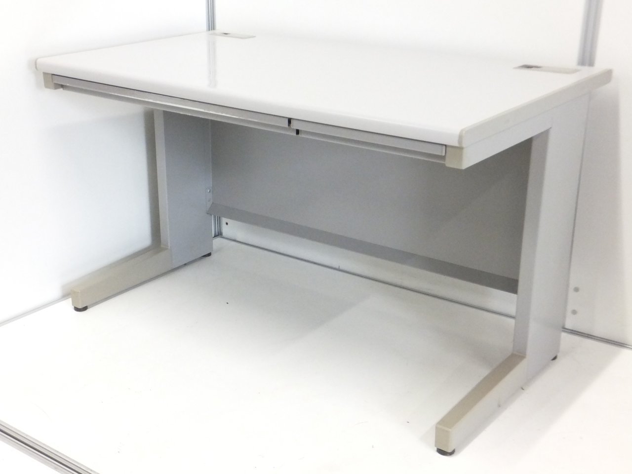 【まだまだ需要の高いデスク入荷！】
今、入荷数の少ない幅1200mmの平机です！
内田洋行_FEEDシリーズ_グレー
                        FEED 
                                    中古
            