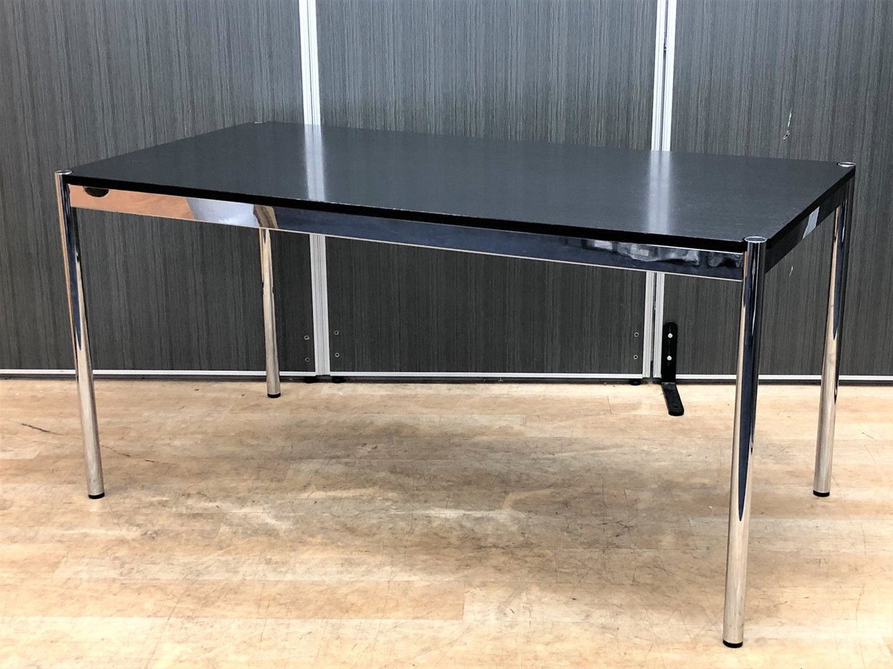 【USMハラーのテーブル、早い者勝ち！】
ブラック天板にシルバーフレームが映える！
※天板の傷がある為、特価。
普段使用する際に不具合はありません。
                        USMハラーテーブル 
                                    中古
            