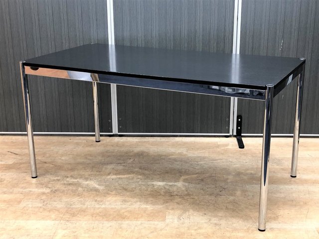 【USMハラーのテーブル、早い者勝ち！】
ブラック天板にシルバーフレームが映える！
※天板の傷がある為、特価。
普段使用する際に不具合はありません。