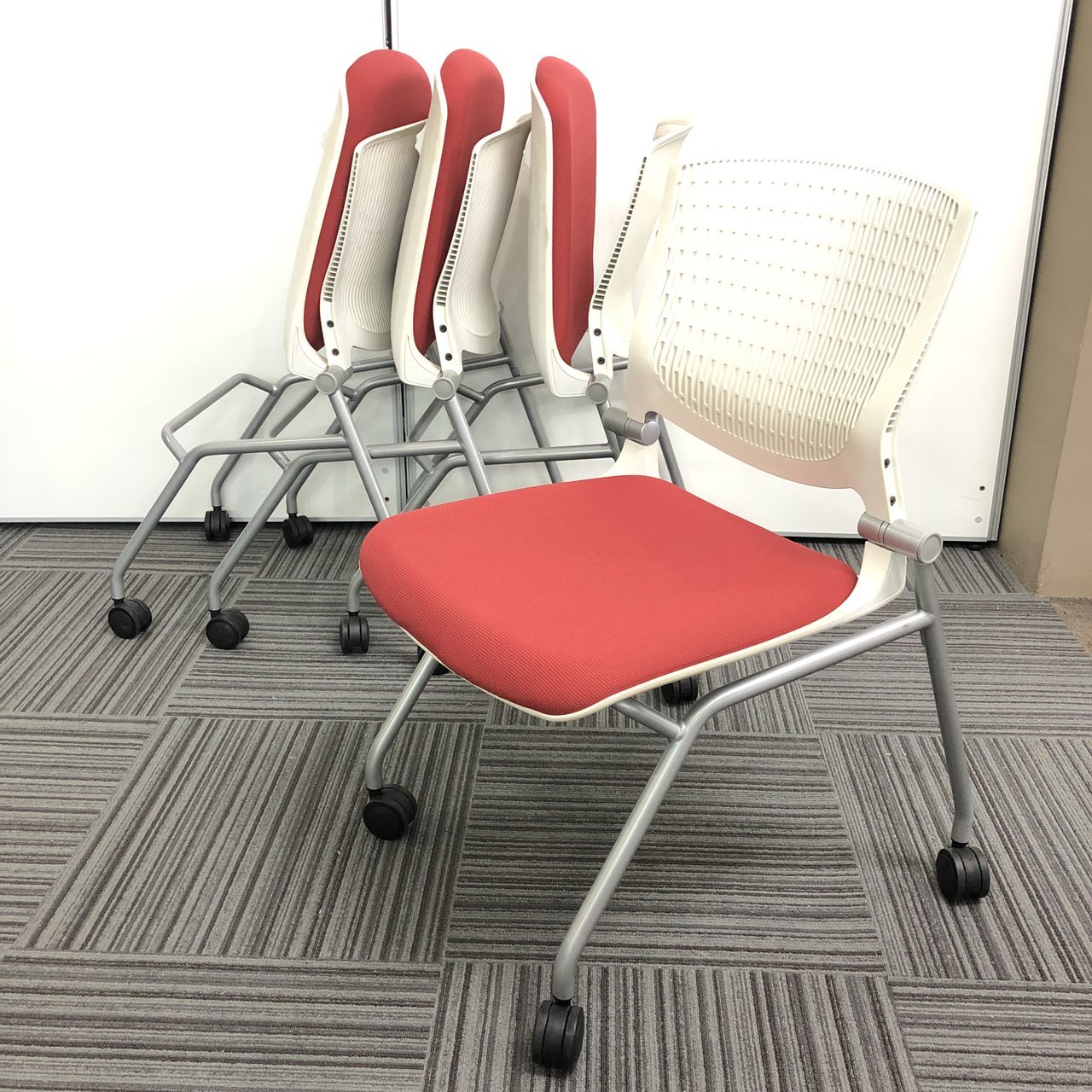 【4脚セット価格】【大量入荷商品】オカムラ　グラータ　レッドカラー　折りたたんでコンパクトに収納【軽量】
                        グラータ 
                                    中古
            