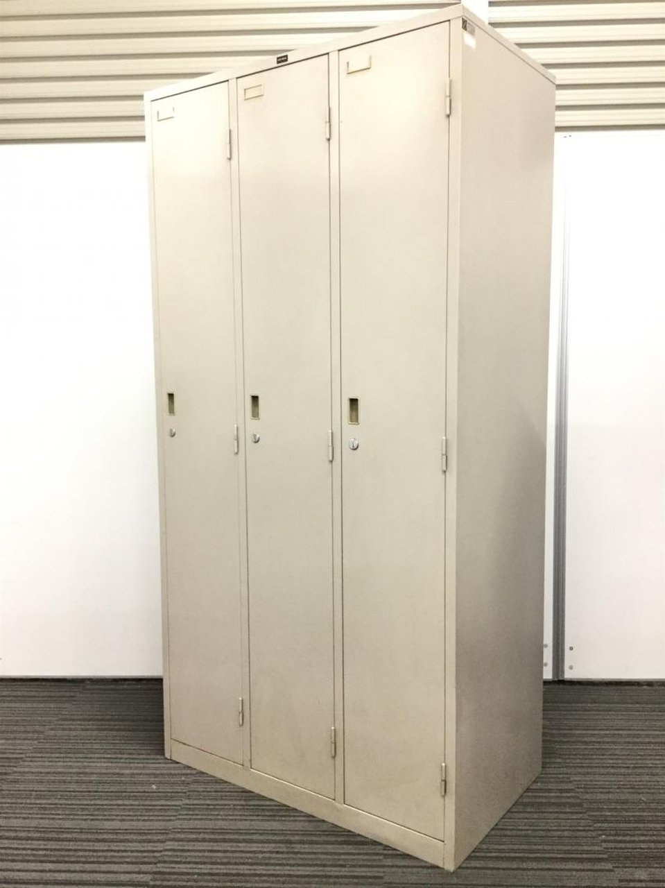 【使用感あります。】
急な増員や入替時に対応可能です‼
内田洋行_3人用ロッカー
                        その他シリーズ
                                    中古
            