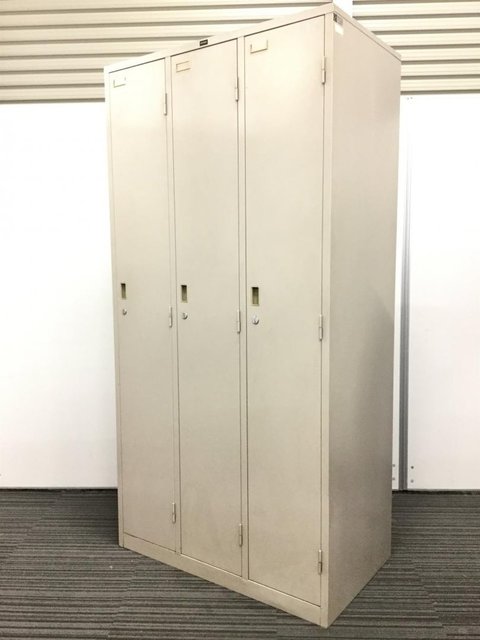 【使用感あります。】
急な増員や入替時に対応可能です‼
内田洋行_3人用ロッカー
